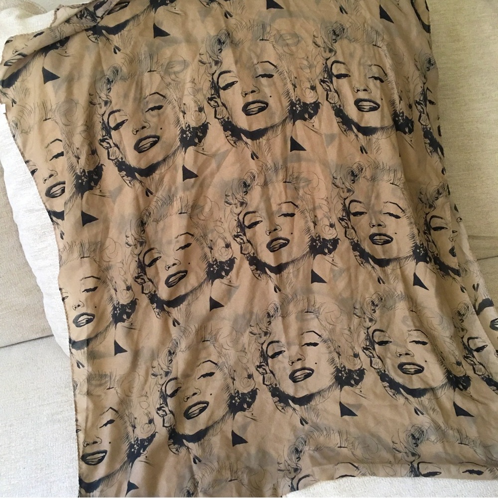 🟧Vintage Marilyn Monroe Print Large Polyester Shawl/Scraf.
